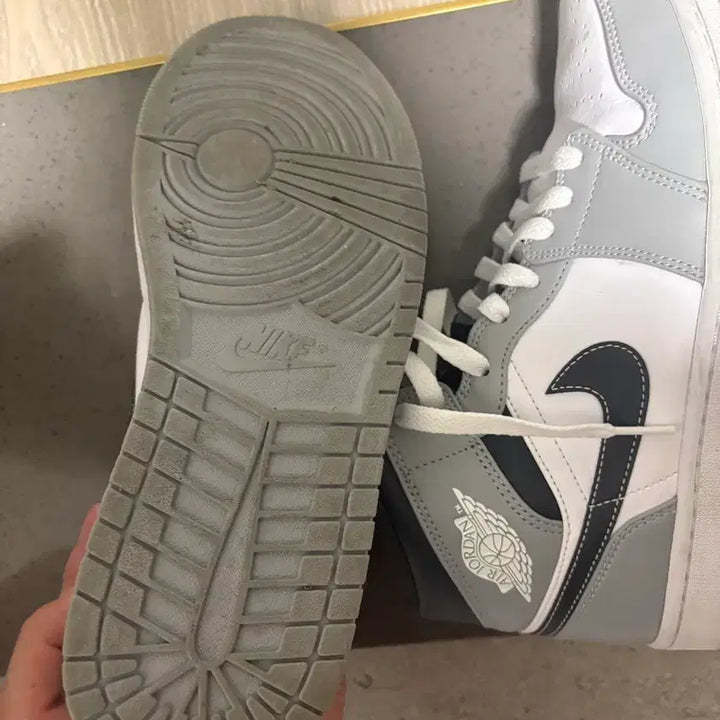 [BUNJANG] Nike Air Jordan 1 Mid Light Smoke Grey Sneakers / 나이키 에어 조던 1 미드 라이트 스모크그레이270