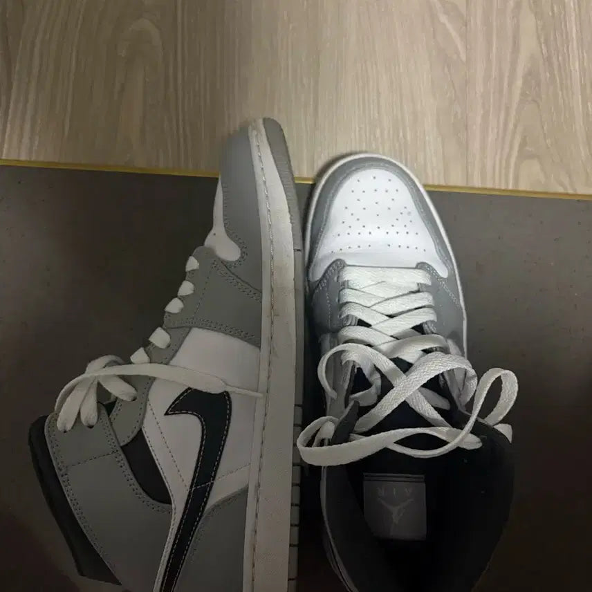 [BUNJANG] Nike Air Jordan 1 Mid Light Smoke Grey Sneakers / 나이키 에어 조던 1 미드 라이트 스모크그레이270