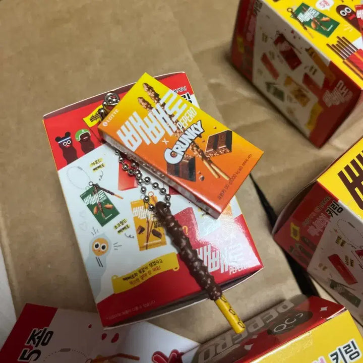 [BUNJANG] Lotte Pepero Miniature Keyring Random Gacha (New) / -롯데 빼빼로 미니어처 키링 랜덤 가챠 새상품