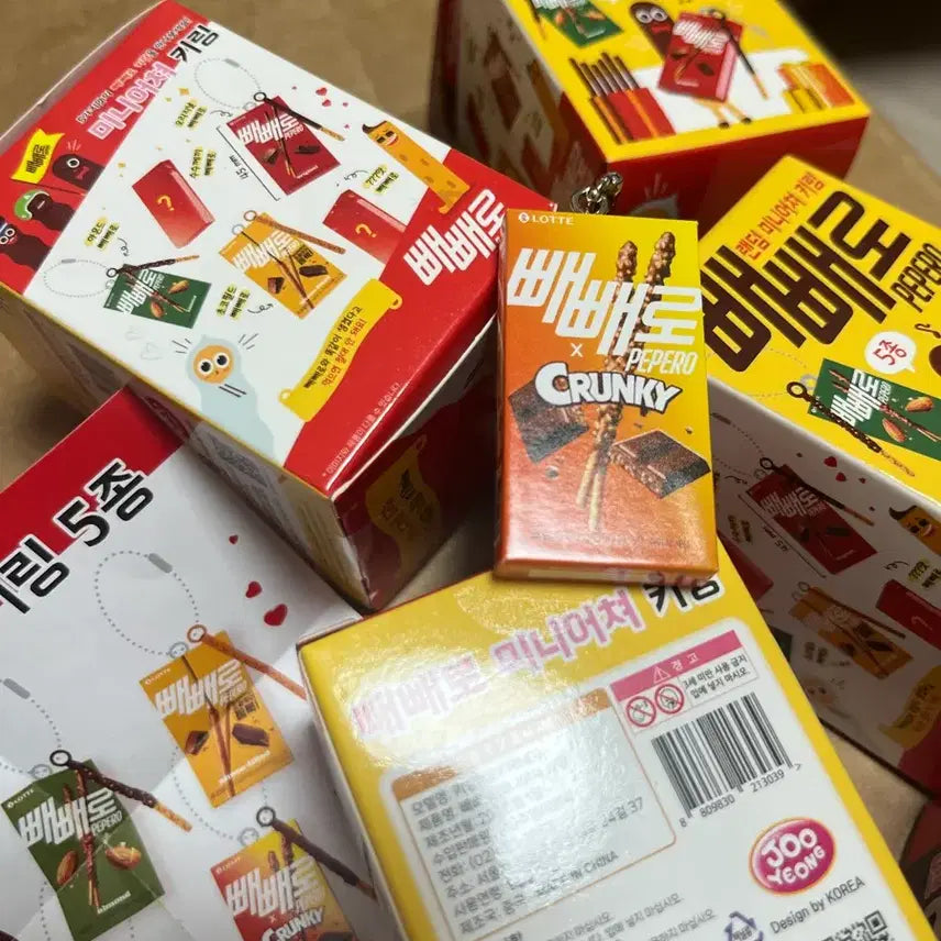 [BUNJANG] Lotte Pepero Miniature Keyring Random Gacha (New) / -롯데 빼빼로 미니어처 키링 랜덤 가챠 새상품