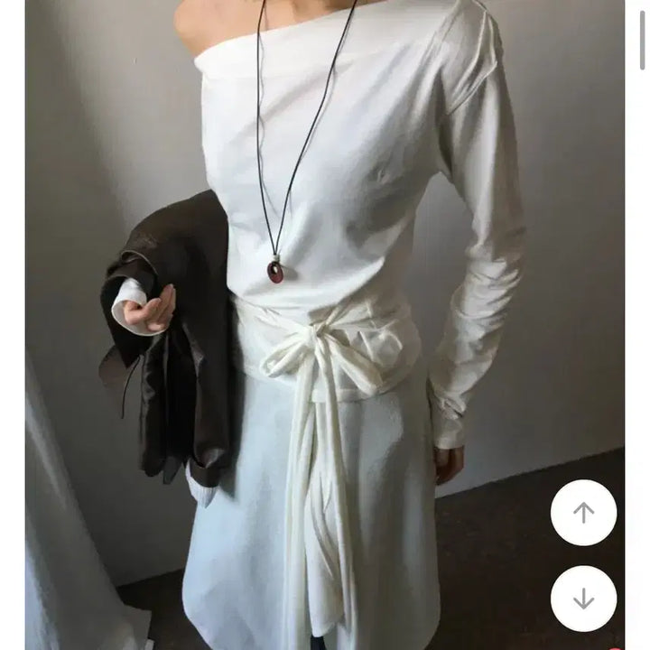 [BUNJANG] Asymmetrical Shoulder Strap T-Shirt / 언발란스 숄더 스트랩 티셔츠
