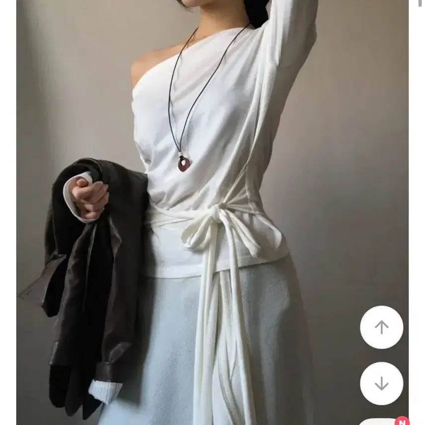[BUNJANG] Asymmetrical Shoulder Strap T-Shirt / 언발란스 숄더 스트랩 티셔츠