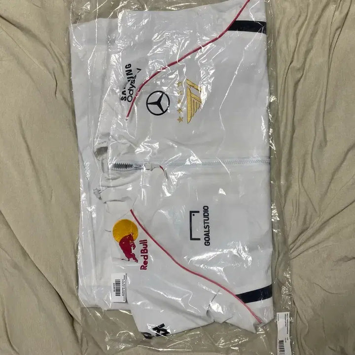 [SOLD OUT] [새상품] T1 2024 월드 챔피언십 자켓 화이트 S