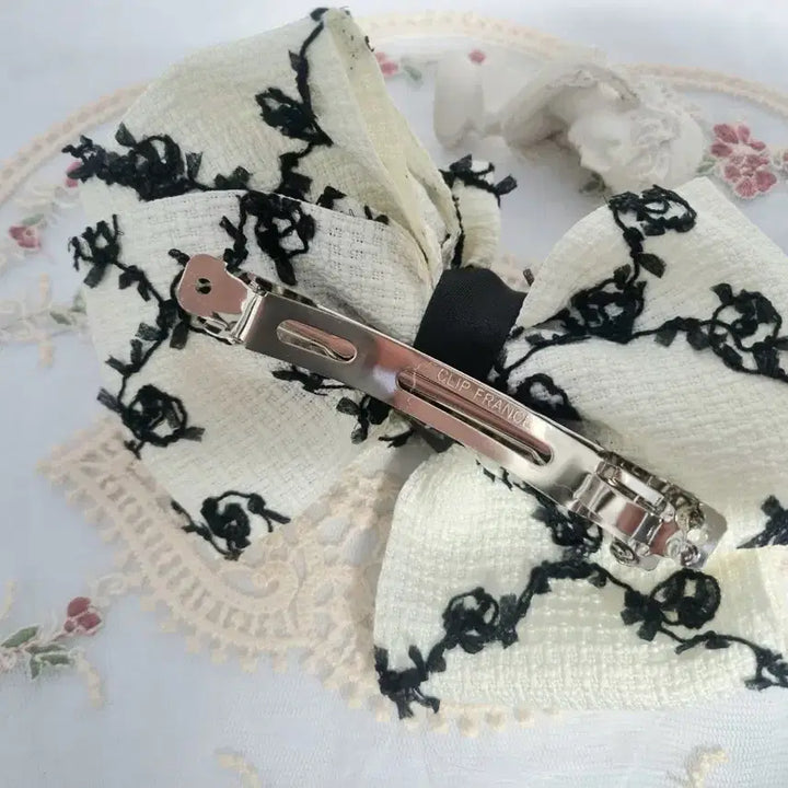 [BUNJANG] Ivory Black Floral Embroidered Ribbon Hairpin / 아이보리 블랙 플라워 자수 리본 헤어핀(새상품)