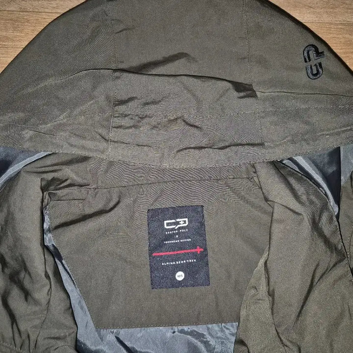 [SOLD OUT] 센터폴ALPHA MATTER 카키색 야상 점퍼 후드105