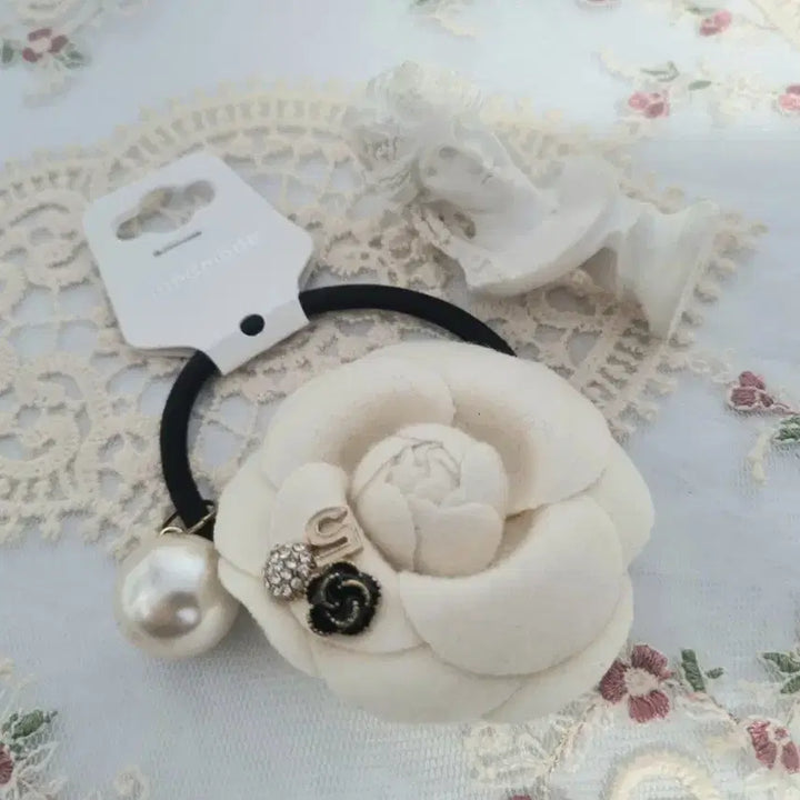 [BUNJANG] Camelia Pearl Hair Tie / 카멜리아 진주 헤어끈(새상품)