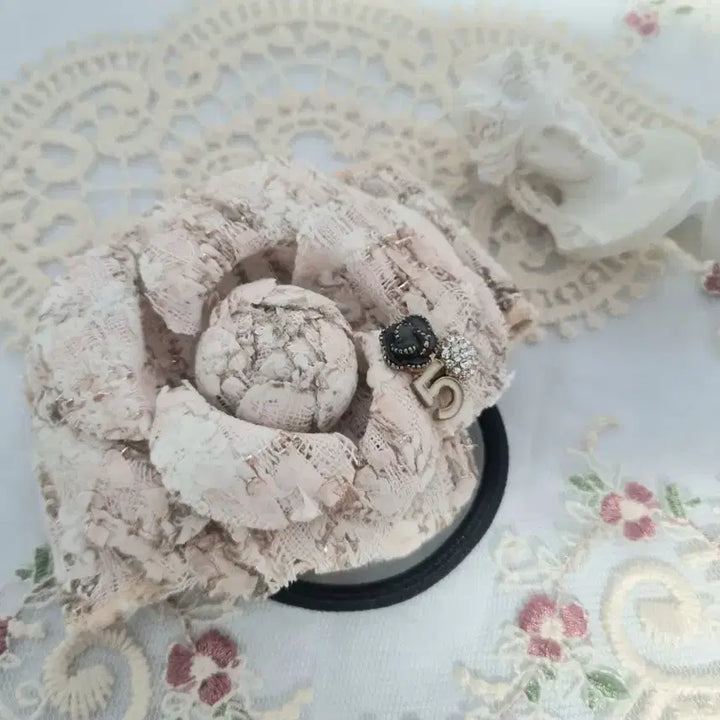 [SOLD OUT] 트위드 장미 코사지 헤어끈 (새상품)