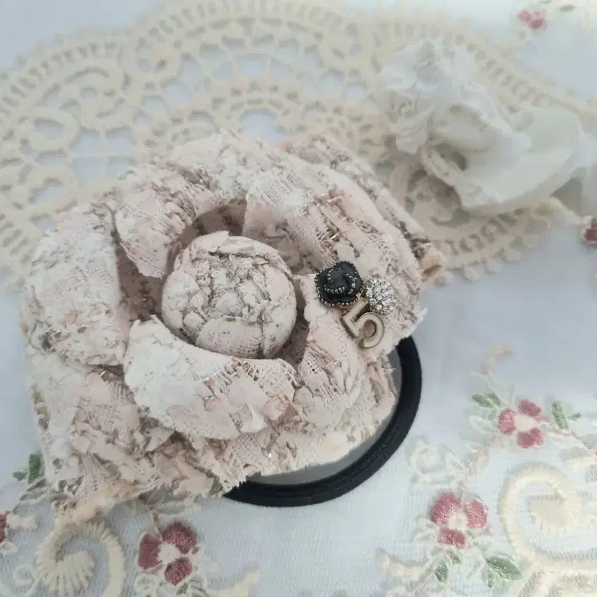 [SOLD OUT] 트위드 장미 코사지 헤어끈 (새상품)