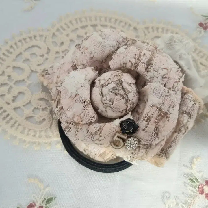 [SOLD OUT] 트위드 장미 코사지 헤어끈 (새상품)