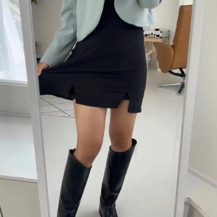 [BUNJANG] Black Mini Skirt with Slit Detail and Plus Size Option / 미니 스커트 블랙 트임 빅사이즈