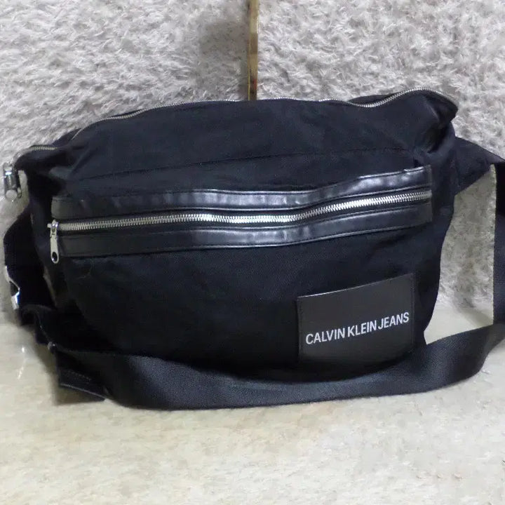 [BUNJANG] Calvin Klein Messenger Bag - Black Crossbody Bag / 베티붐구제 켈빈클라인 크로스백 메신저백 블랙 중고 가방