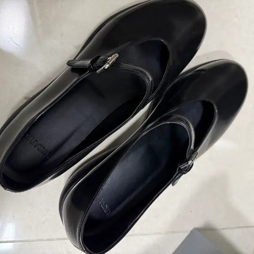[BUNJANG] Urbanic30 Vibram Mary Jane Glossy Shoes / 얼바닉30 비브람 메리제인 글로시 250