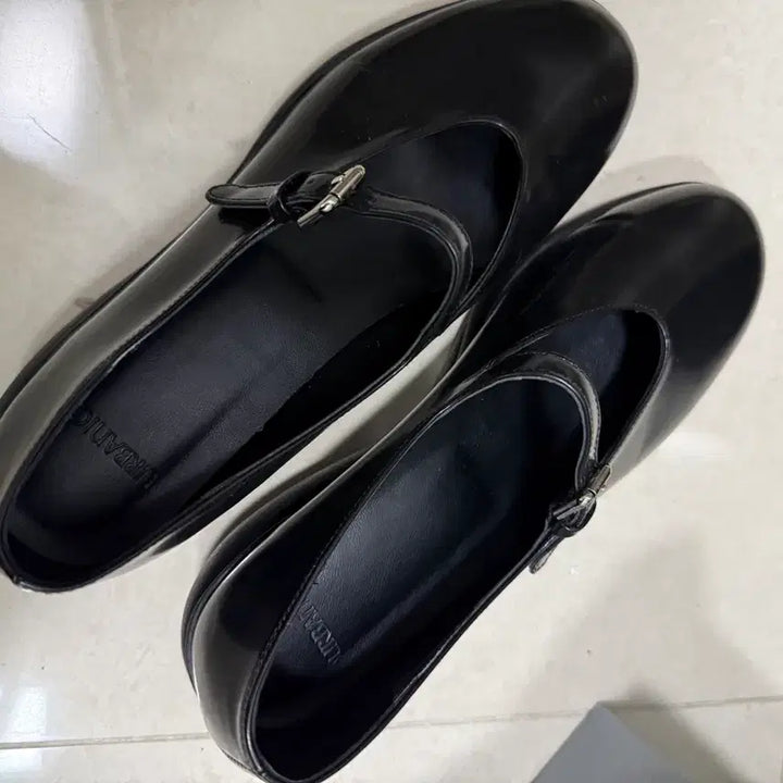 [BUNJANG] Urbanic30 Vibram Mary Jane Glossy Shoes / 얼바닉30 비브람 메리제인 글로시 250