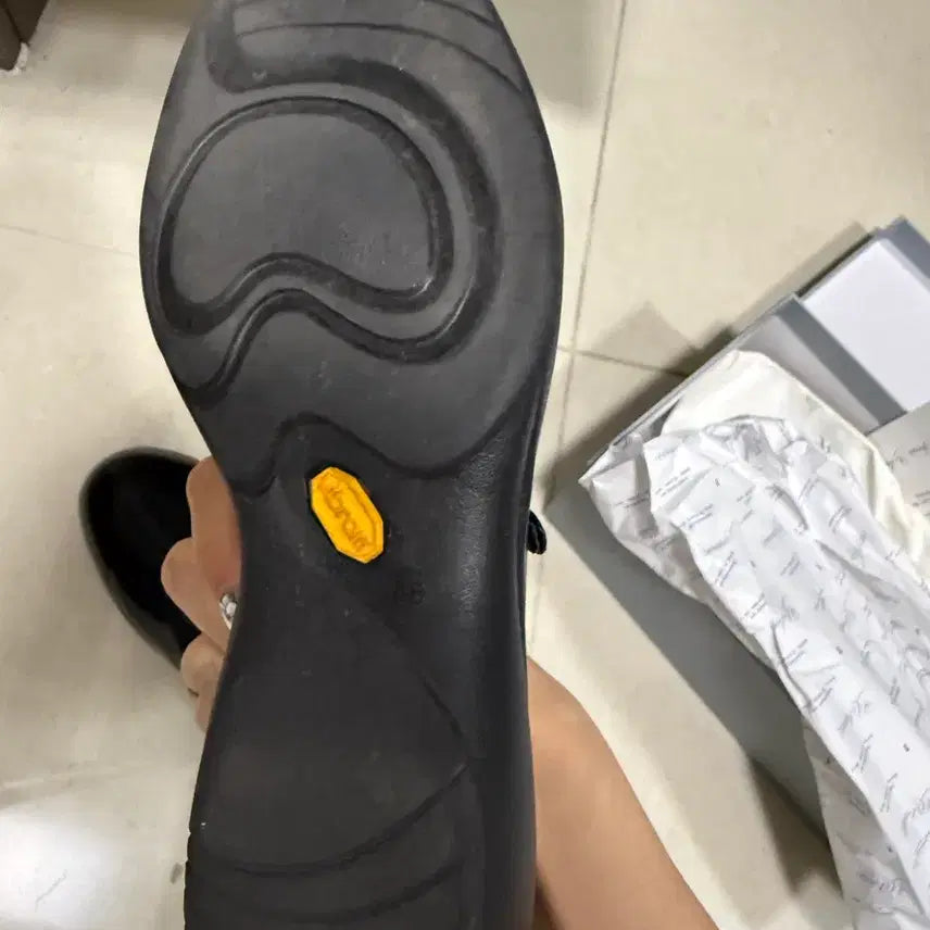 [BUNJANG] Urbanic30 Vibram Mary Jane Glossy Shoes / 얼바닉30 비브람 메리제인 글로시 250