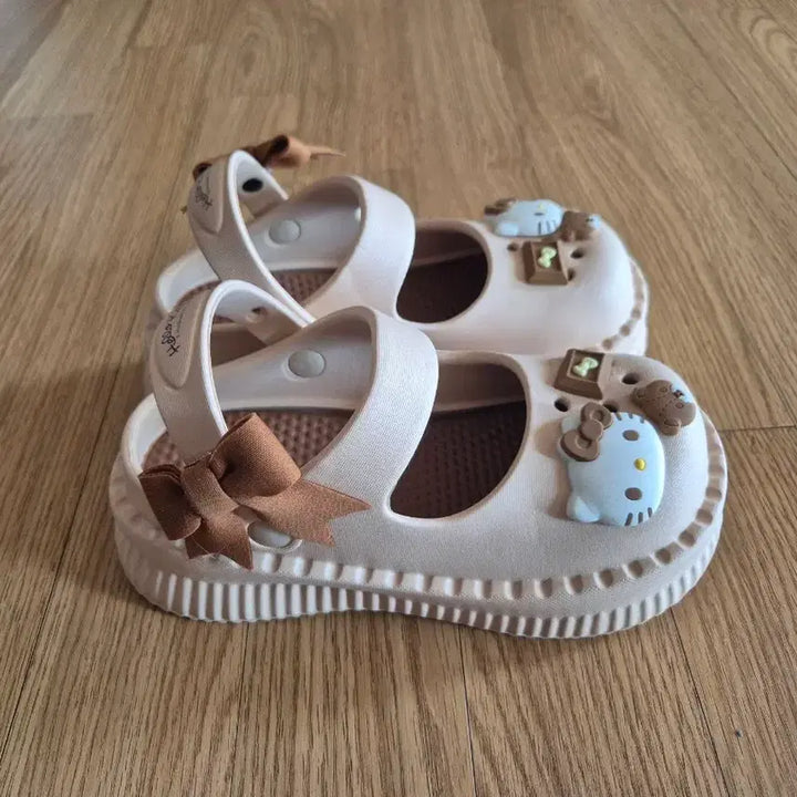 [BUNJANG] Hello Kitty Ribbon Embellished Sandals (230) / 헬로키티 리본 장식 샌들(230)