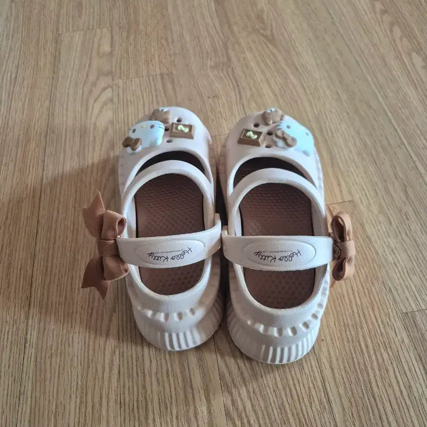 [BUNJANG] Hello Kitty Ribbon Embellished Sandals (230) / 헬로키티 리본 장식 샌들(230)