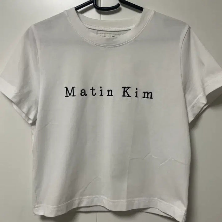 [SOLD OUT] 마뗑킴 자수로고 크롭탑