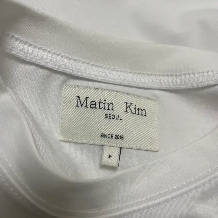 [SOLD OUT] 마뗑킴 자수로고 크롭탑