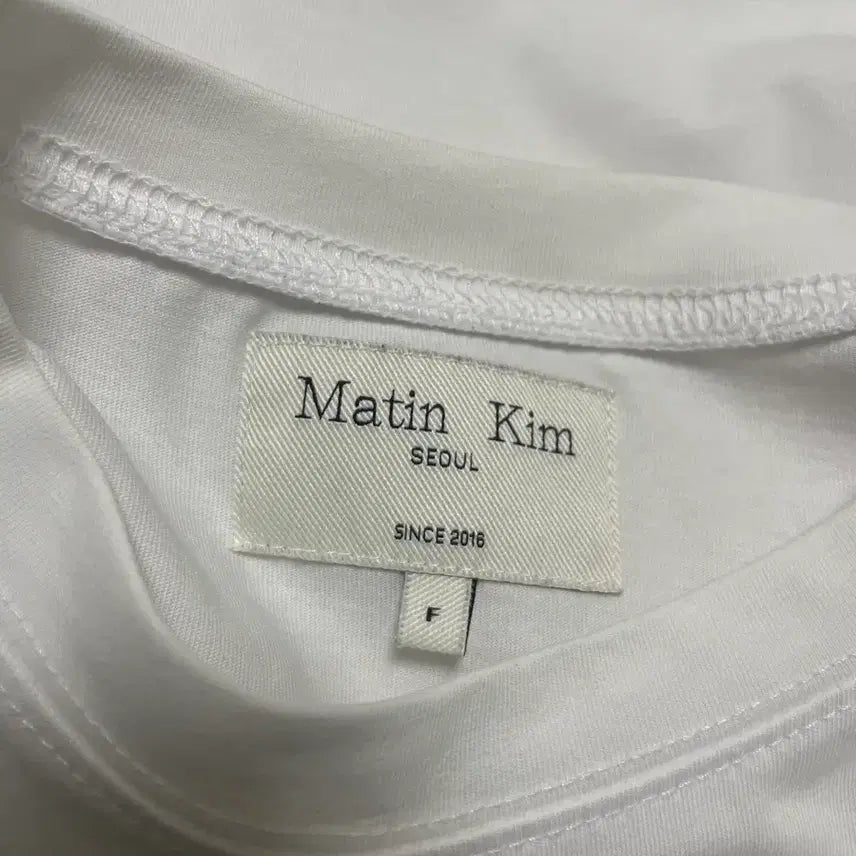 [SOLD OUT] 마뗑킴 자수로고 크롭탑