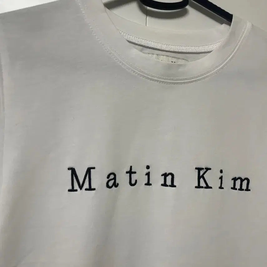 [SOLD OUT] 마뗑킴 자수로고 크롭탑