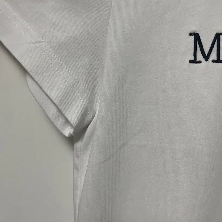 [SOLD OUT] 마뗑킴 자수로고 크롭탑