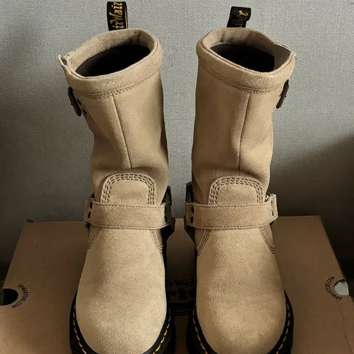 [BUNJANG] Dr. Martens Aniston Hi Boots / 닥터마틴 애니스톤 하이 230