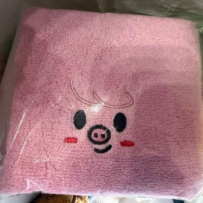 [SOLD OUT] Stray Kids 팬미팅 리틀하우스 핑크 타월 + 미니참 돼끼