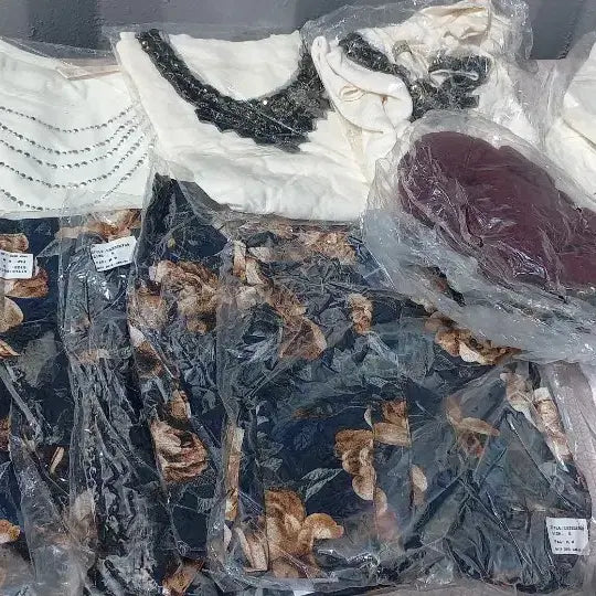 [SOLD OUT] 의류 54장사진1~4번) 브이넥티셔츠/블라우스 등