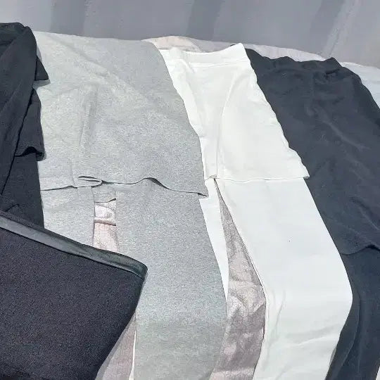 [SOLD OUT] 의류 54장사진1~4번) 브이넥티셔츠/블라우스 등