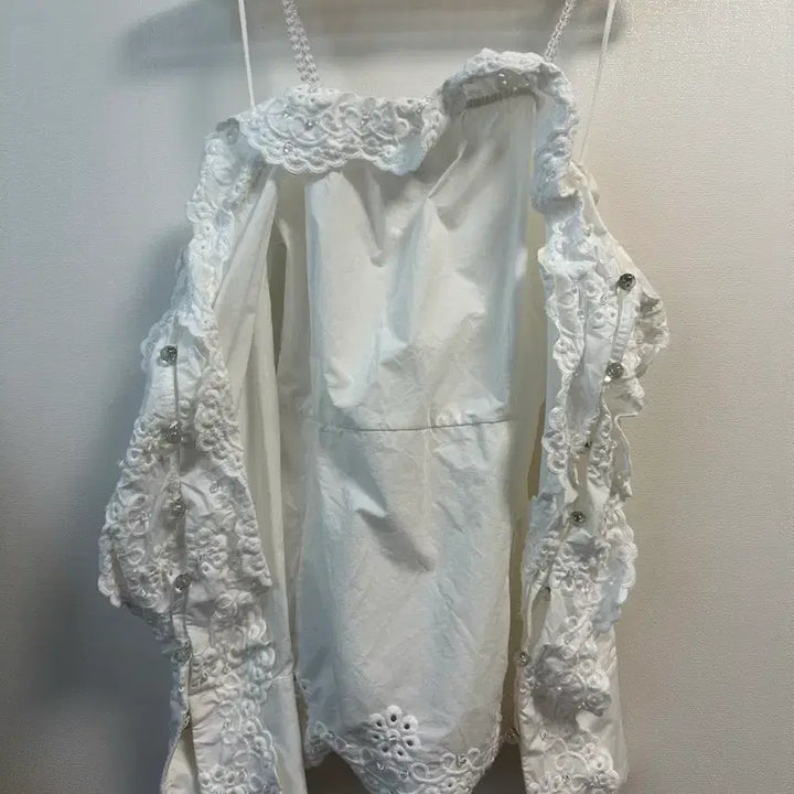 [SOLD OUT] 수잔팡X앤아더스토리즈 오프숄더 블라우스 - 36 Size