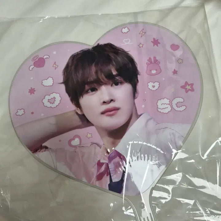 [BUNJANG] Riize Sungchan Heart Uchiwa / [미사용] 라이즈 riize 성찬 하트 우치와