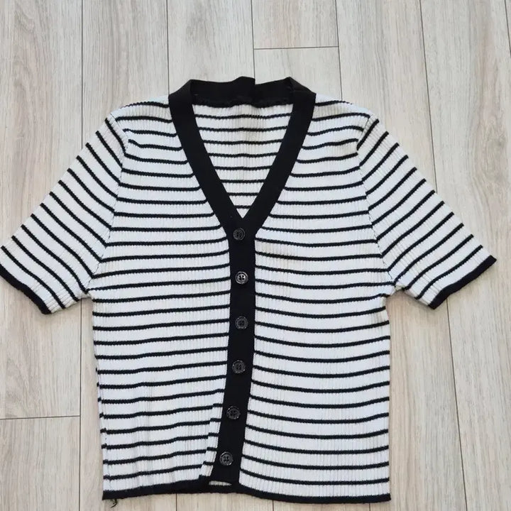 [BUNJANG] V-Neck Striped Color Block Short Sleeve Cardigan / 브이넥 스트라이프 배색 반팔 가디건 블랙 화이트