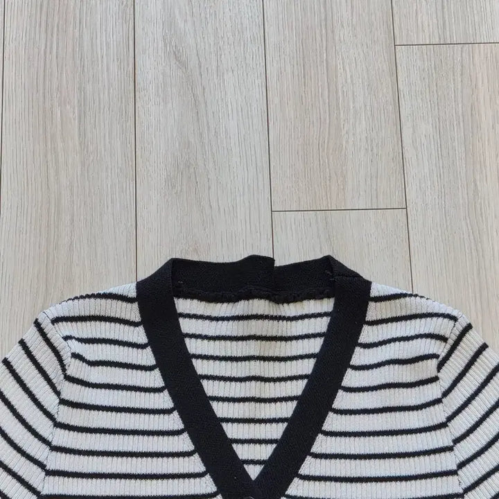 [BUNJANG] V-Neck Striped Color Block Short Sleeve Cardigan / 브이넥 스트라이프 배색 반팔 가디건 블랙 화이트