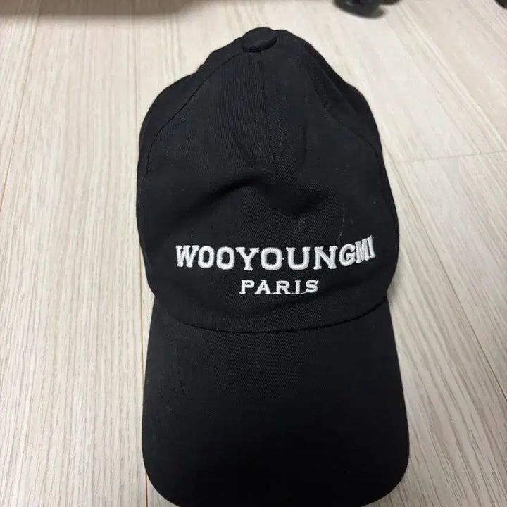 [SOLD OUT] 우영미 화이트 자수 로고 볼캡 블랙
