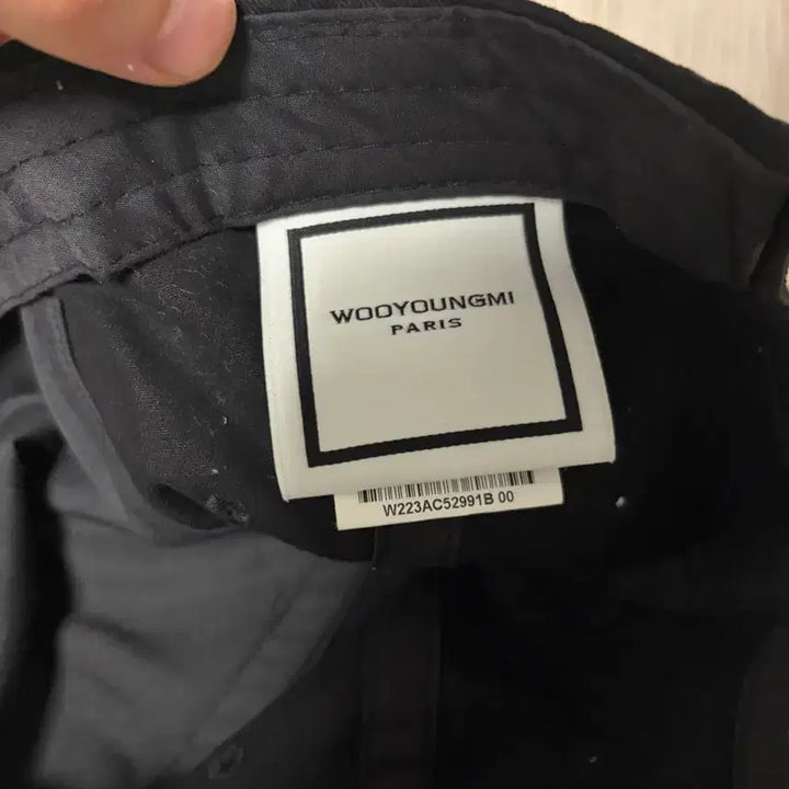[SOLD OUT] 우영미 화이트 자수 로고 볼캡 블랙