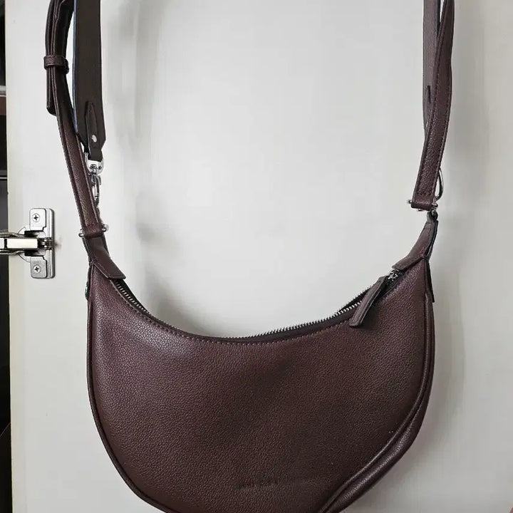 [BUNJANG] Anne Klein Brown Half-Moon Shoulder Bag / 앤클라인 브라운 반달 숄더백