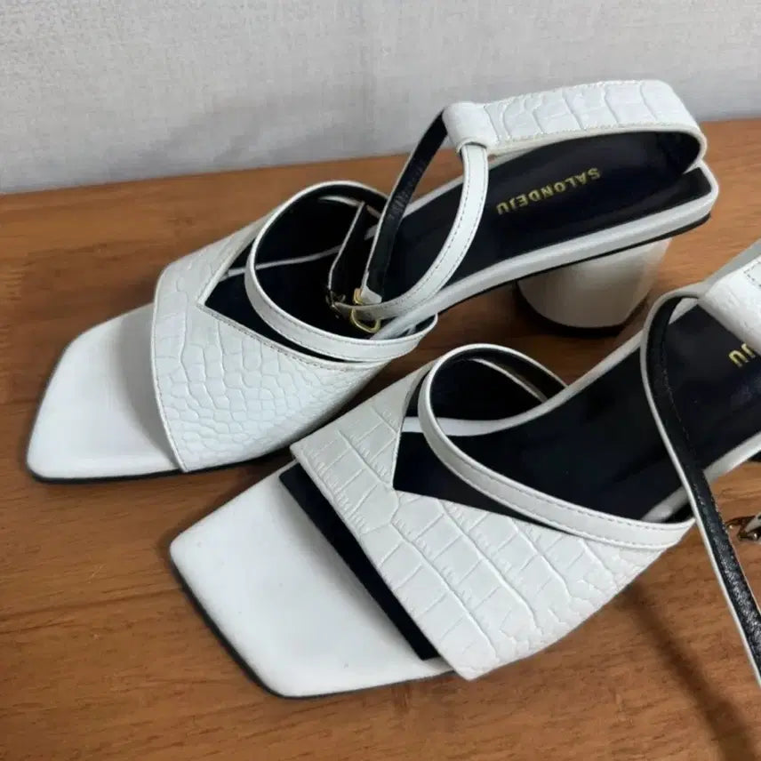 [BUNJANG] SALONDEJU White Alligator Pattern Sandals / SALONDEJU 살롱드쥬 화이트 샌들