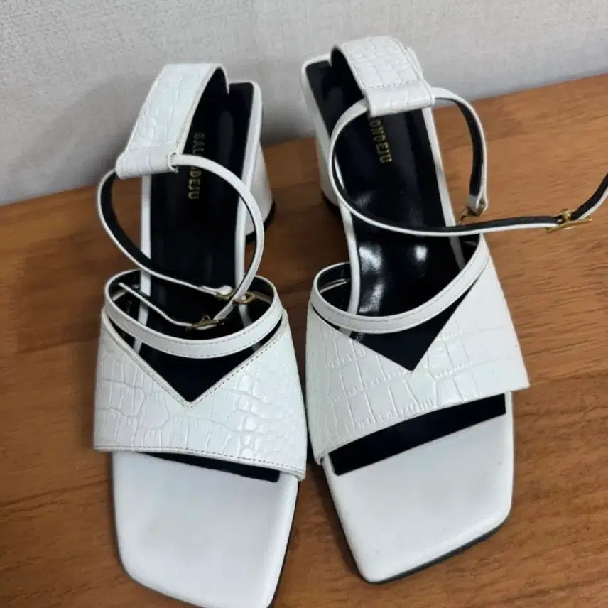 [BUNJANG] SALONDEJU White Alligator Pattern Sandals / SALONDEJU 살롱드쥬 화이트 샌들