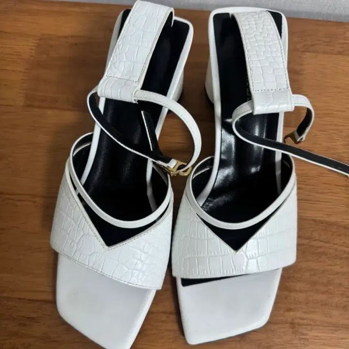 [BUNJANG] SALONDEJU White Alligator Pattern Sandals / SALONDEJU 살롱드쥬 화이트 샌들