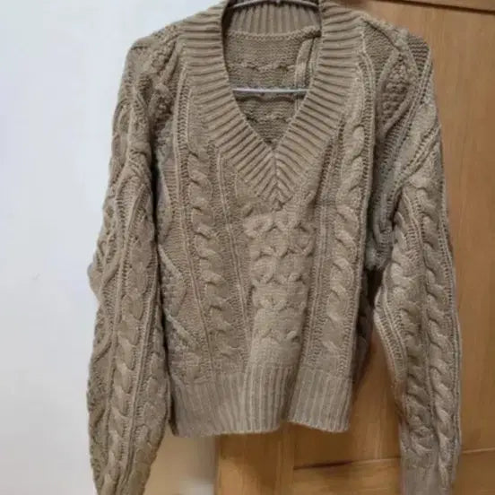 [BUNJANG] V-Neck Cable Knit Beige Sweater / 브이넥 꽈배기 니트 베이지