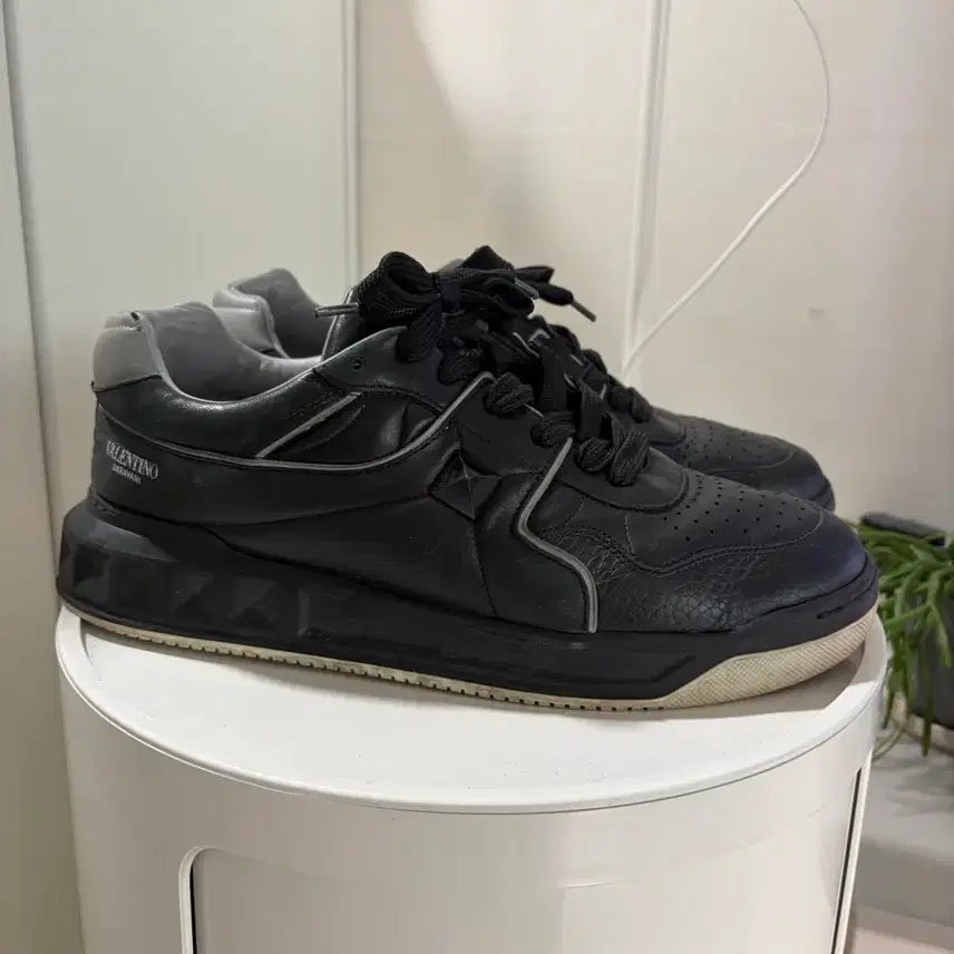 [BUNJANG] Valentino One Stud Sneakers / 발렌티노 원스터드 스니커 270입니다