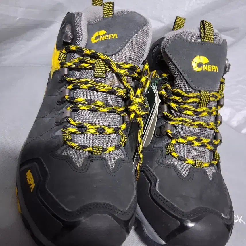 [BUNJANG] Nepa Hiking Boots 245 New / 등산화245  네파  신상품