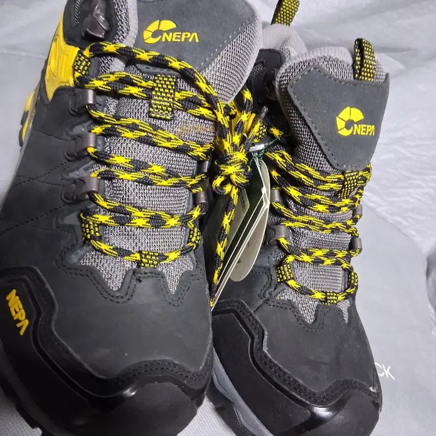 [BUNJANG] Nepa Hiking Boots 245 New / 등산화245  네파  신상품