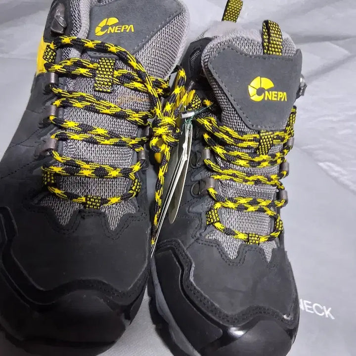 [BUNJANG] Nepa Hiking Boots 245 New / 등산화245  네파  신상품