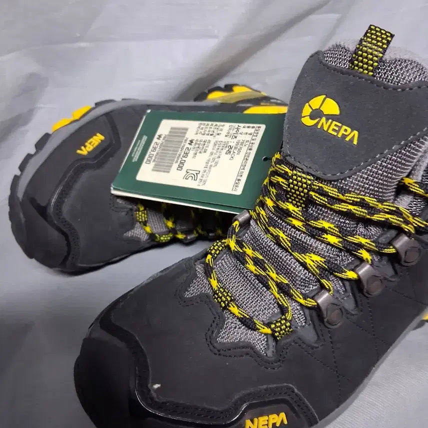 [BUNJANG] Nepa Hiking Boots 245 New / 등산화245  네파  신상품