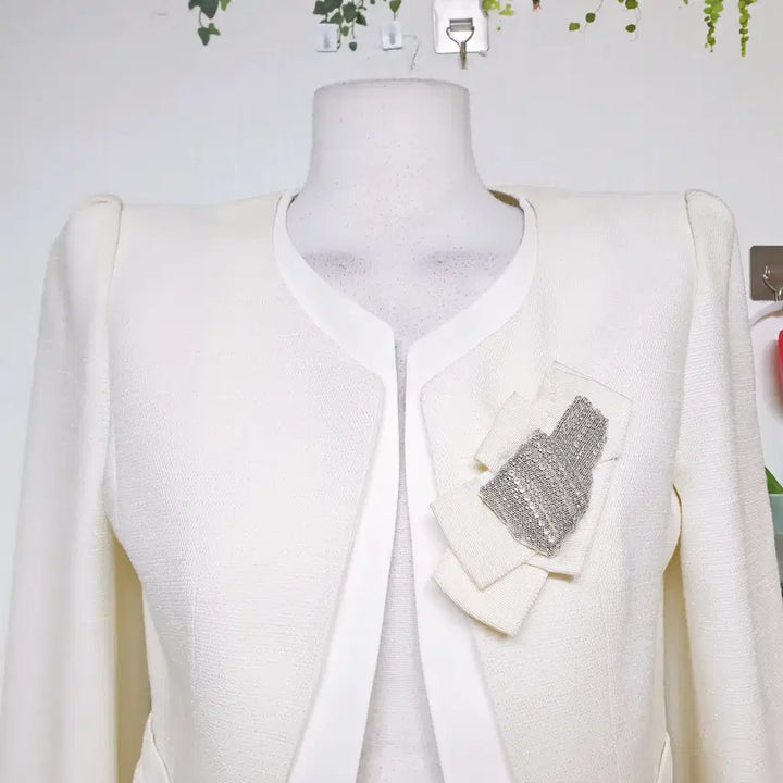 [BUNJANG] MojoSphin Real Luxury Power Shoulder Crop Jacket Ivory 66 / 모조에스핀 리얼럭셔리 파워숄더 크롭자켓 66 아이보리