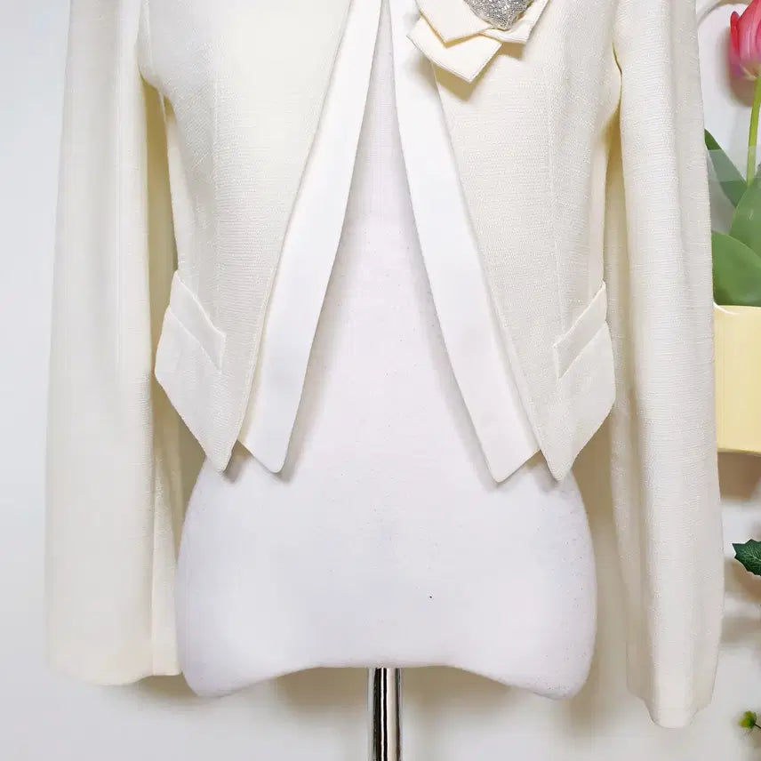 [BUNJANG] MojoSphin Real Luxury Power Shoulder Crop Jacket Ivory 66 / 모조에스핀 리얼럭셔리 파워숄더 크롭자켓 66 아이보리