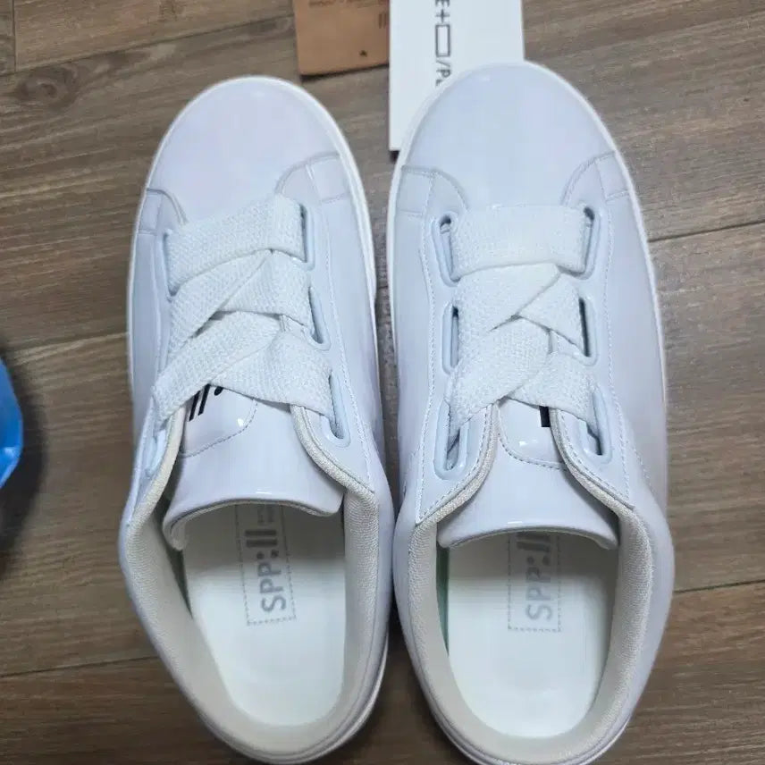[BUNJANG] GURPLE STUDIO White Enamel Sneakers / GURPLE STUDIO 흰색 스니커