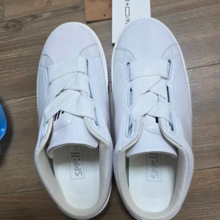 [BUNJANG] GURPLE STUDIO White Enamel Sneakers / GURPLE STUDIO 흰색 스니커