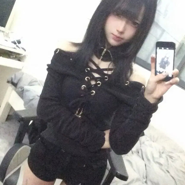 [BUNJANG] 지뢰계 서브컬처 다크 오프숄더 레이스업 롱슬리브 티셔츠 / 지뢰계 서브컬처 다크 오프숄더 레이스업 롱슬리브 티셔츠